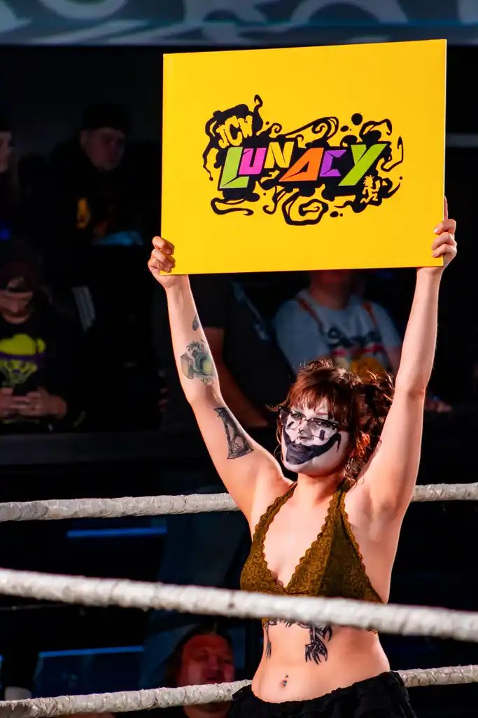 Ring card girl holding up the Lunacy sign